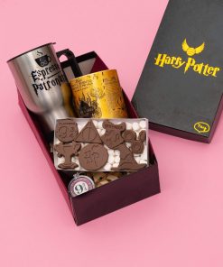 Ybox de Harry Potter con taza dorada, taza térmica plateada, llavero metálico y caja de chocolates con figuras referente a la saga.